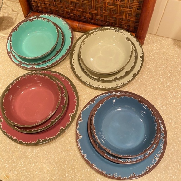 Non breakable dishes. 12 pieces. 4 place settings. Four colors. Summertime fun. - Picture 8 of 8